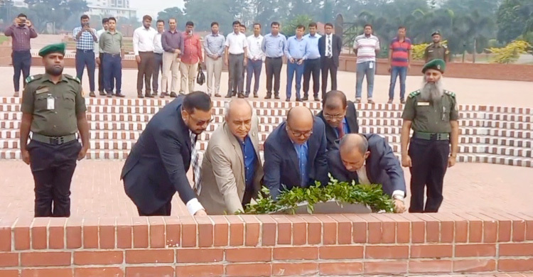 জাতীয় স্মৃতিসৌধে পিএসসি চেয়ারম্যানের শ্রদ্ধা