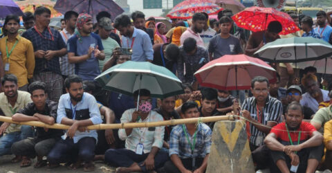 আশুলিয়ায় বকেয়া বেতন পরিশোধের দাবিতে সড়ক অবরোধ