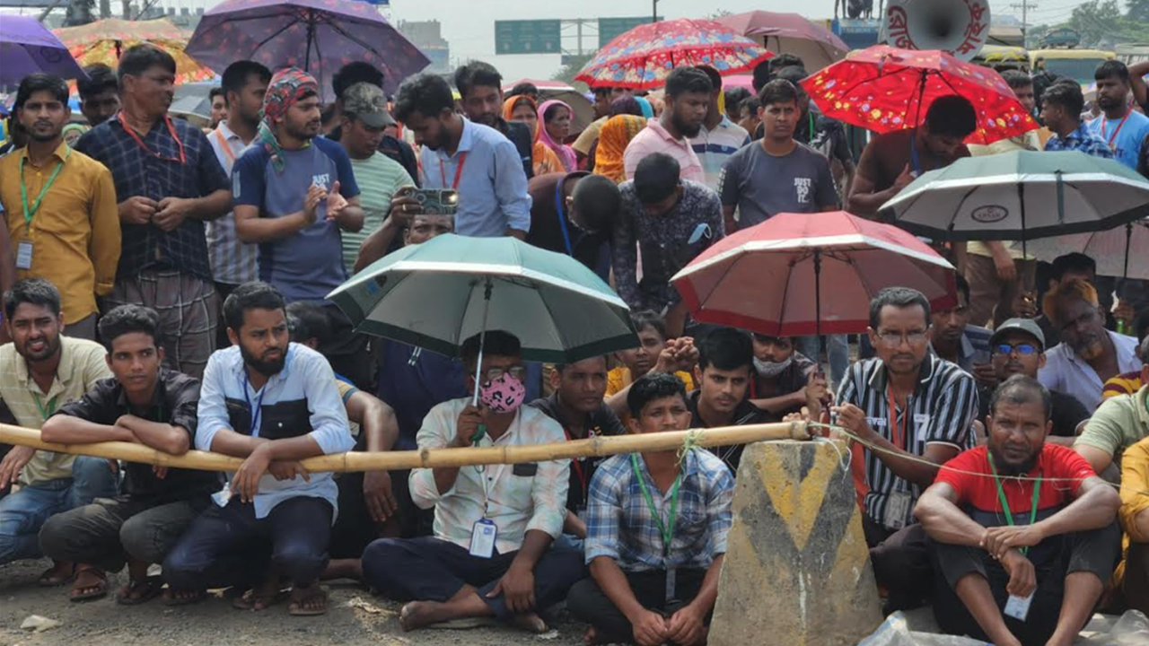 আশুলিয়ায় বকেয়া বেতন পরিশোধের দাবিতে সড়ক অবরোধ