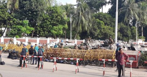 বঙ্গভবন মোড়ে জনতা, পুলিশ-সেনাবাহিনীর এপিসি-জলকামান মোতায়েন