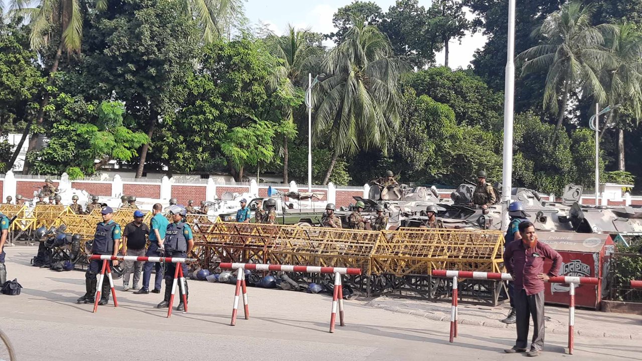 বঙ্গভবন মোড়ে জনতা, পুলিশ-সেনাবাহিনীর এপিসি-জলকামান মোতায়েন