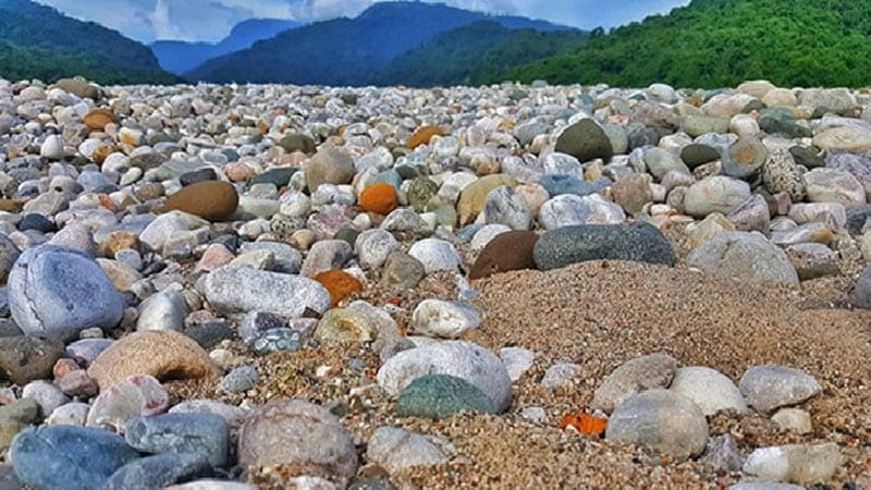 পাথর তোলা বন্ধের দাবি