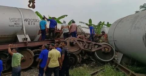 ১১ ঘণ্টা পর খুলনার সঙ্গে সারা দেশের রেল যোগাযোগ স্বাভাবিক