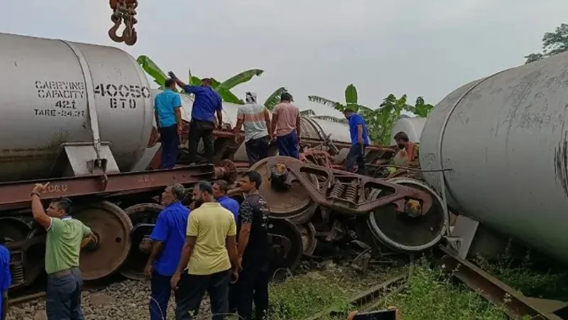 ১১ ঘণ্টা পর খুলনার সঙ্গে সারা দেশের রেল যোগাযোগ স্বাভাবিক