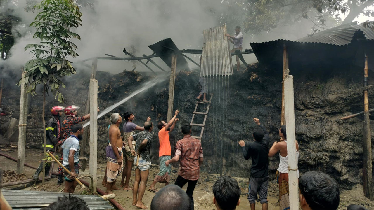 গাইবান্ধায় পাটের গুদামে ভয়াবহ অগ্নিকাণ্ড, ৩০ লাখ টাকার ক্ষয়ক্ষতি