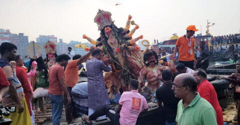 বিষাদ-আনন্দে বুড়িগঙ্গায় প্রতিমা বিসর্জন শুরু