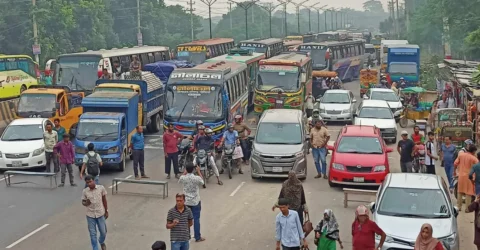 ঢাকা-আরিচা মহাসড়ক অবরোধ করে জাবি শিক্ষার্থীদের বিক্ষোভ