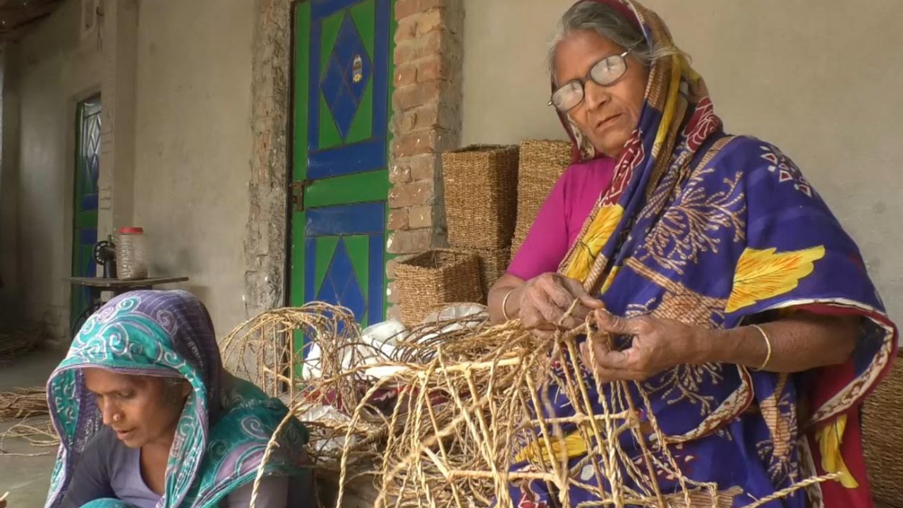 হাজারো নারীর ভাগ্য বদল, হোগলাপাতায় তৈরি পণ্য যাচ্ছে ২৮ দেশে