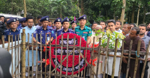 শহীদ আবু সাঈদের কবর জিয়ারত করলেন আইজিপি