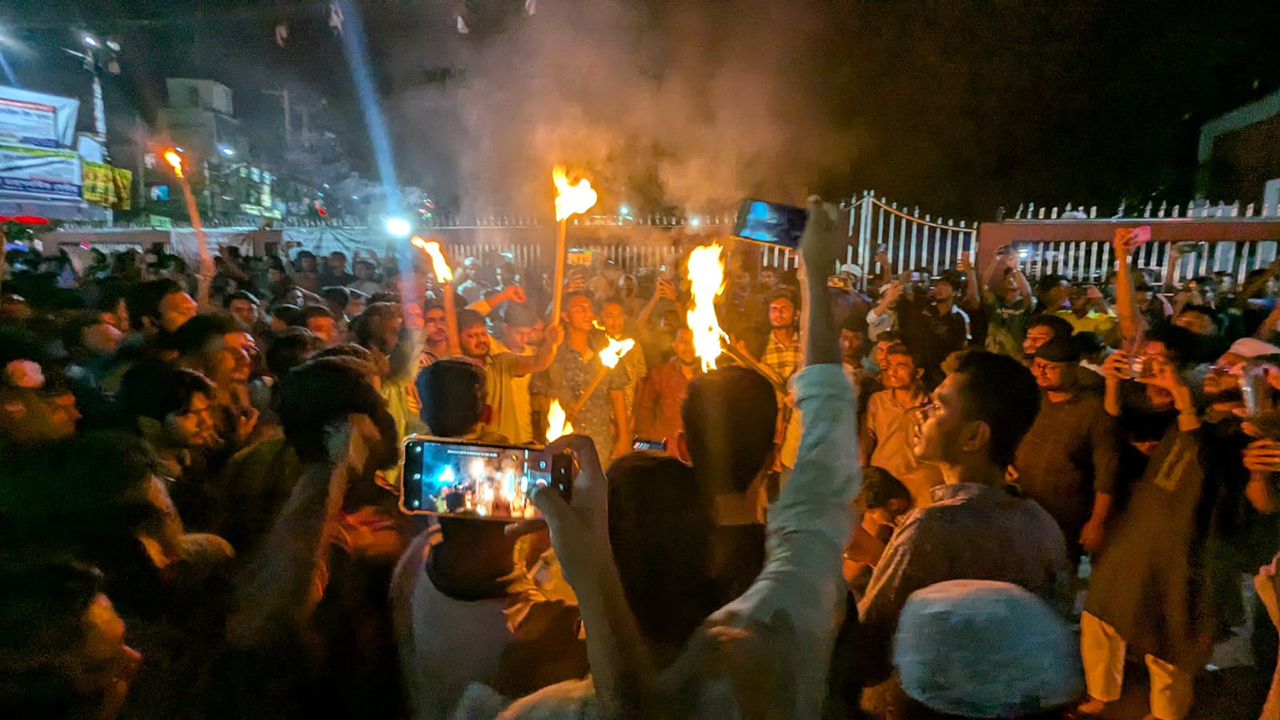 ফেনীতে রাষ্ট্রপতির বক্তব্যের প্রতিবাদে শিক্ষার্থীদের মশাল মিছিল