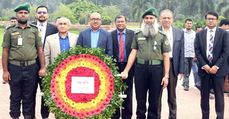 স্মৃতিসৌধে শ্রদ্ধা জানিয়ে অফিস শুরু করলেন পিএসসি চেয়ারম্যান