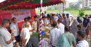 কম দামে সবজি বিক্রি করছেন শিক্ষার্থীরা