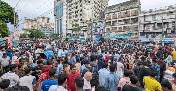 ফের ২৪ ঘণ্টার আলটিমেটাম দিয়ে সড়ক ছাড়লেন ৭ কলেজ শিক্ষার্থীরা