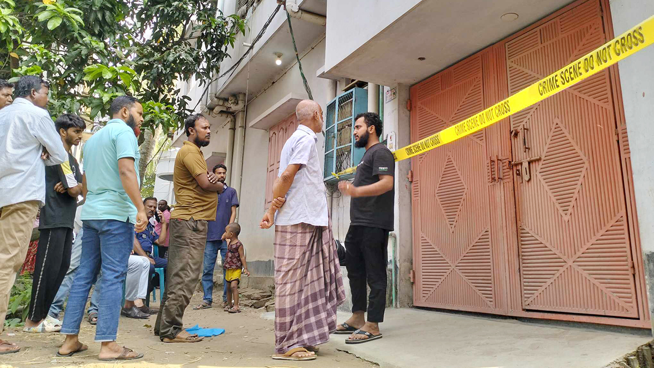 নিজের গলায় ছুরি চালালেন সাবেক হোমিও চিকিৎসক