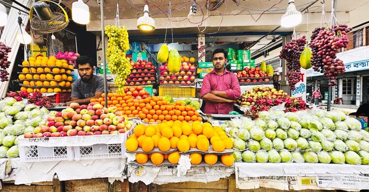 নাগালের বাইরে বিদেশি ফল