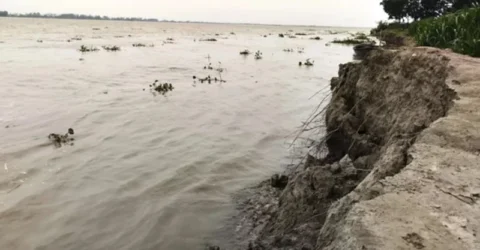 তিস্তায় কমছে পানি, বাড়ছে ভাঙন