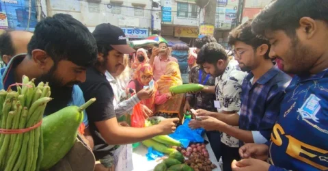 সিন্ডিকেট ভাঙতে ন্যায্যমূল্যে সবজি বিক্রি শিক্ষার্থীদের