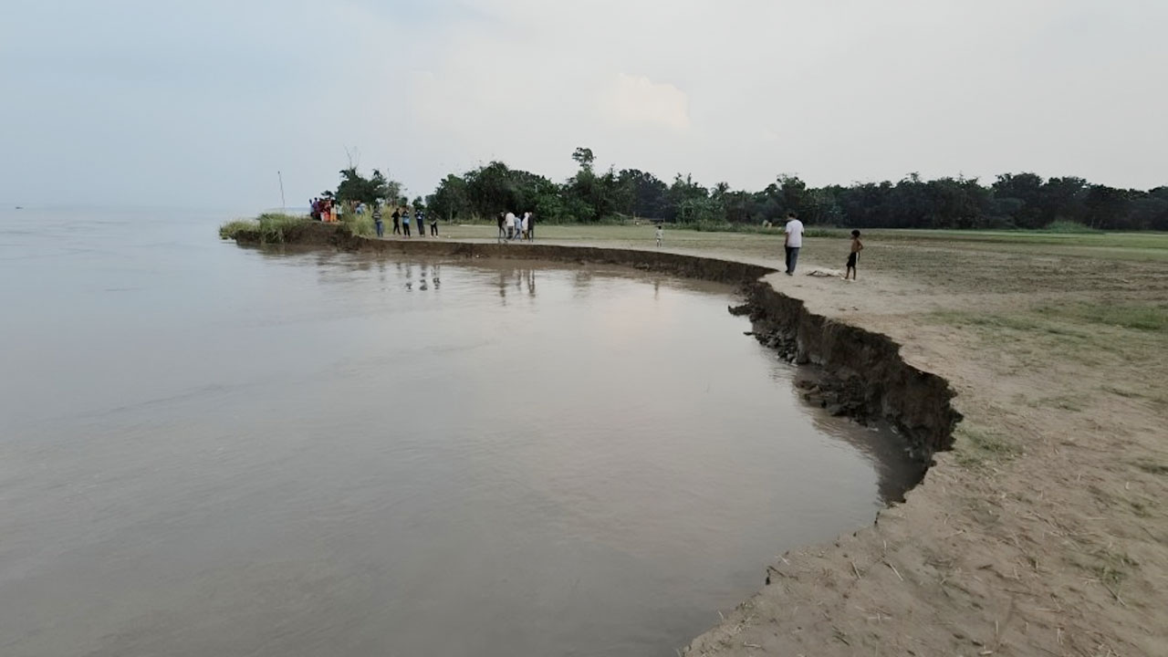 গোয়ালন্দে পদ্মায় ভাঙন শুরু, আতঙ্কে শতাধিক পরিবার