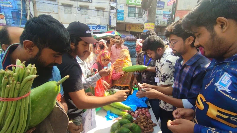 সিন্ডিকেট ভাঙতে ন্যায্যমূল্যে সবজি বিক্রি শিক্ষার্থীদের