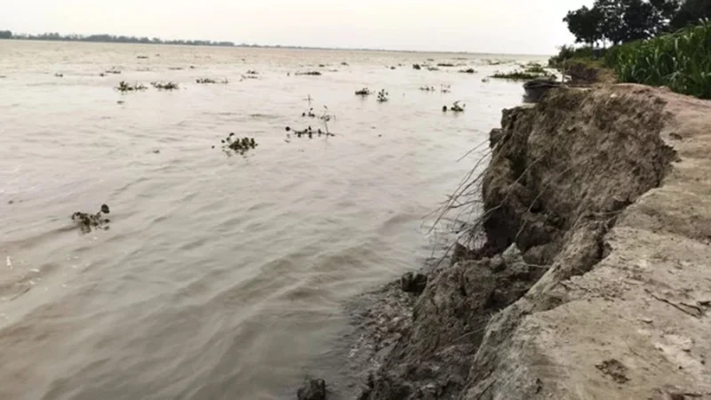 তিস্তায় কমছে পানি, বাড়ছে ভাঙন