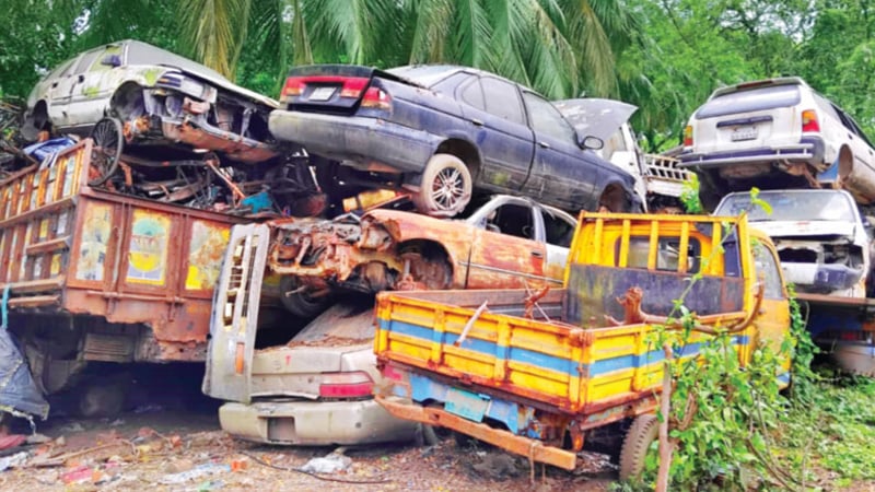 রাজধানীতে ট্রাফিক আইন লঙ্ঘনে ৭৪ গাড়ি ডাম্পিং