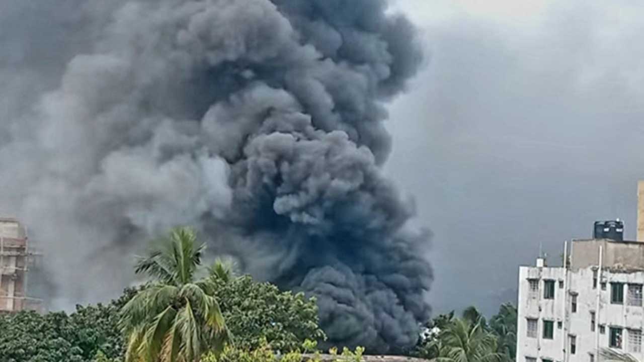 চট্টগ্রামে টায়ারের দোকানে আগুন