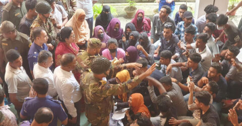 ফলাফলে বৈষম্যের অভিযোগ তুলে যশোর শিক্ষা বোর্ড ঘেরাও