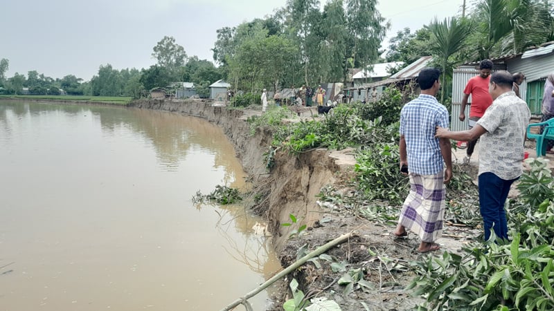 অসময়ে পাহাড়ি ঢলে ঝর্ণায় ভাঙন, বিলীন বসতভিটা