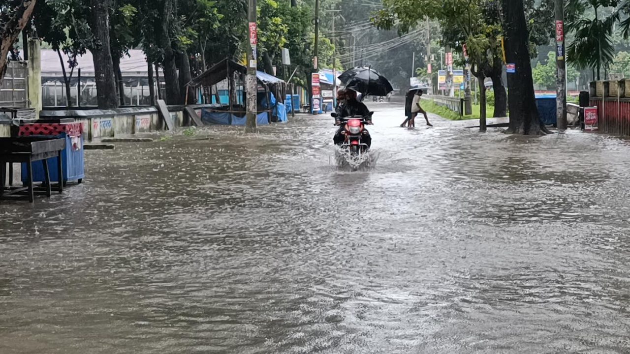 কুড়িগ্রামে ১৫৭ মিলিমিটার বৃষ্টিপাত রেকর্ড, দুর্ভোগে মানুষ