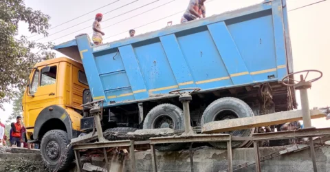 অটোরিকশার যাত্রীদের বাঁচাতে গিয়ে ব্রিজের রেলিংয়ে ঢুকে গেল ট্রাক