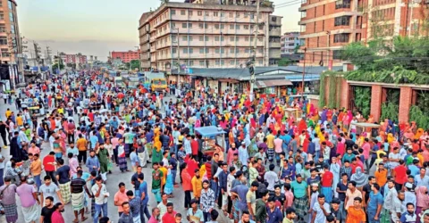 তৃতীয় দিনের মতো ঢাকা-ময়মনসিংহ মহাসড়কে শ্রমিকরা, ৩০ কারখানা ছুটি