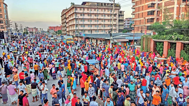 তৃতীয় দিনের মতো ঢাকা-ময়মনসিংহ মহাসড়কে শ্রমিকরা, ৩০ কারখানা ছুটি