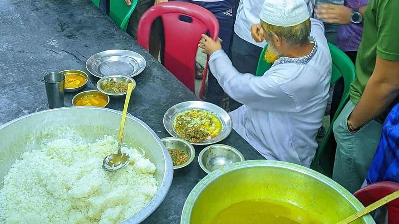 চবির হলের খাবারে শামুক, ম্যানেজারকেই খাওয়ালেন শিক্ষার্থীরা