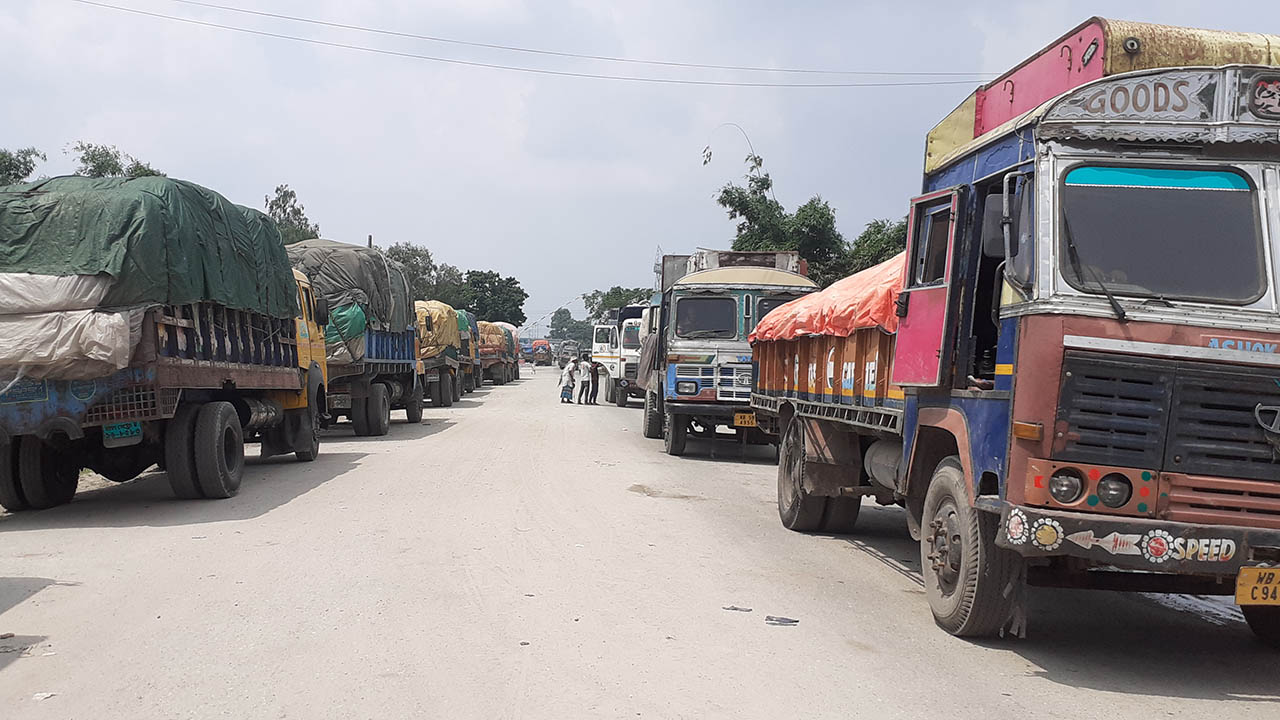 কালীপূজার ছুটি শেষে বাংলাবান্ধা স্থলবন্দর সচল