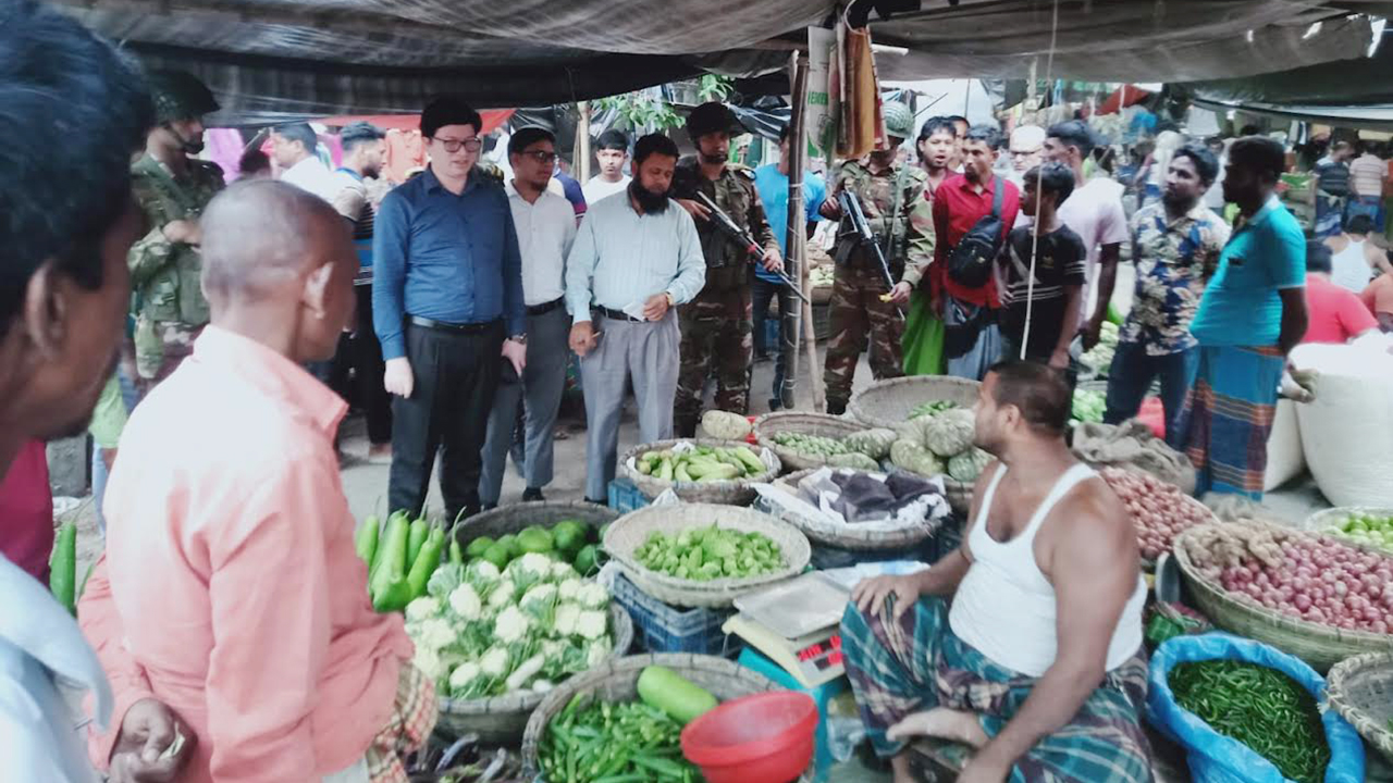 রাজবাড়ীতে সেনাবাহিনীর সহযোগিতায় টাস্কফোর্সের বিশেষ অভিযান