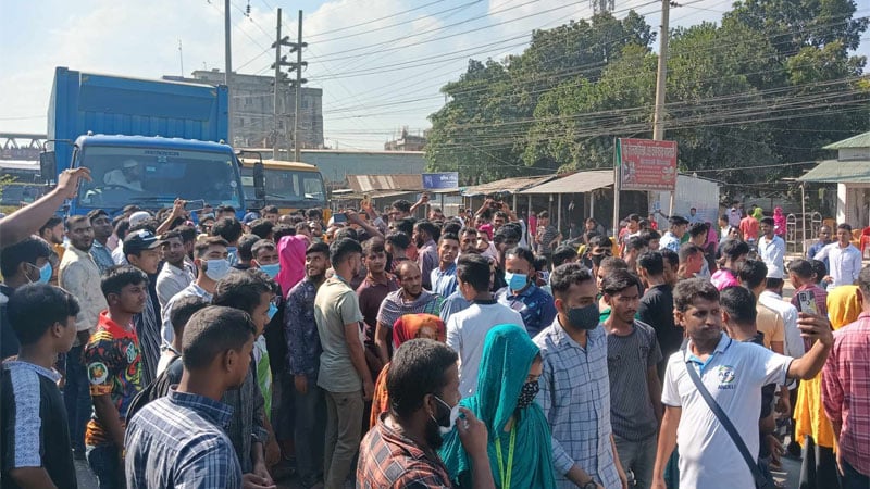 টঙ্গীতে বকেয়া বেতনের দাবিতে মহাসড়ক অবরোধ