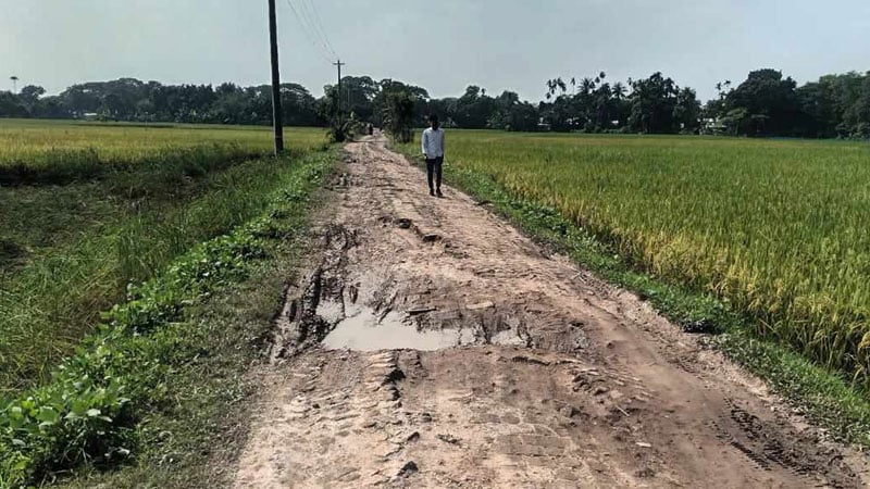 ইট বিছানো সড়ক বেহাল যান চলাচল বন্ধে দুর্ভোগ