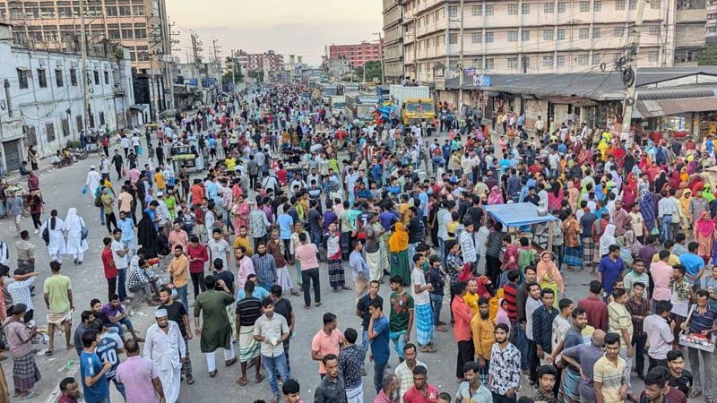 সড়কে টানা অবরোধে অচল গাজীপুর