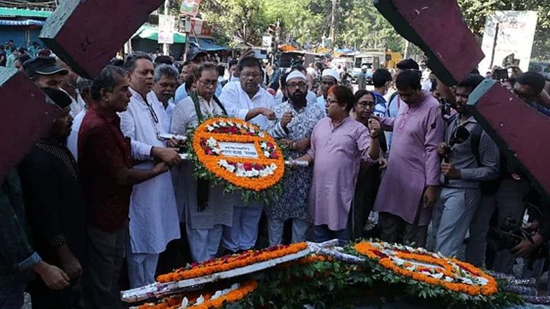 নূর হোসেন চত্বরে বিভিন্ন সংগঠনের শ্রদ্ধা নিবেদন