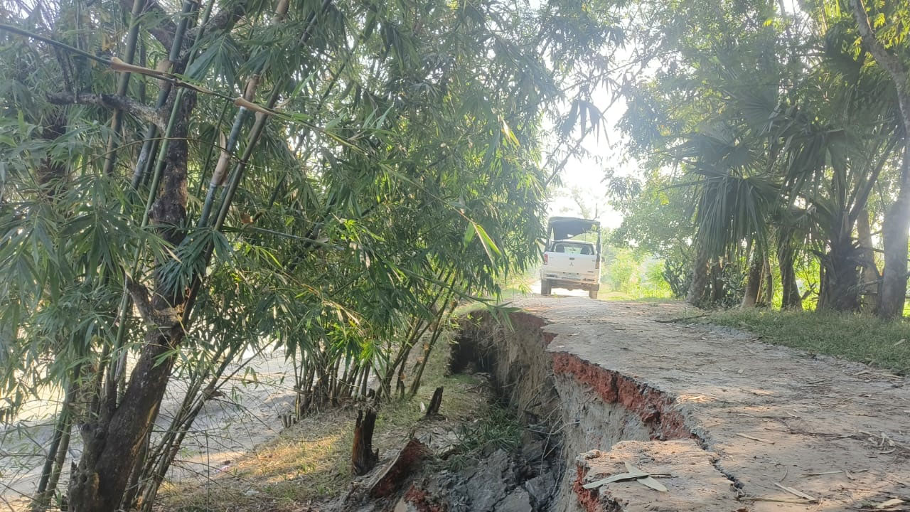 সরকারি খালের মাটি কেটে ইটভাটায় বিক্রি, ধসে পড়েছে সড়ক