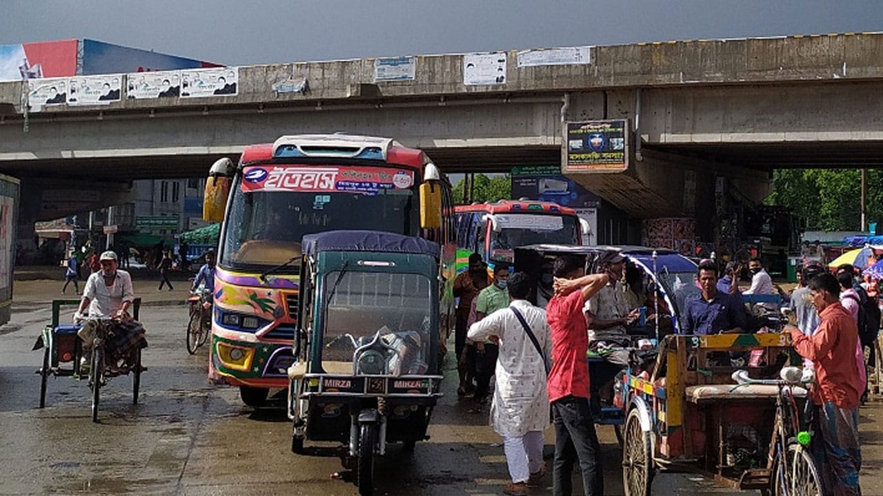 বন্ধুকে এয়ারপোর্টে নামিয়ে দিয়ে বাড়ি ফেরার পথে নিহত ৩ যুবক