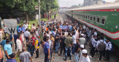 রাজবাড়ীতে রেলপথ আটকে ছাত্রদলের বিক্ষোভ