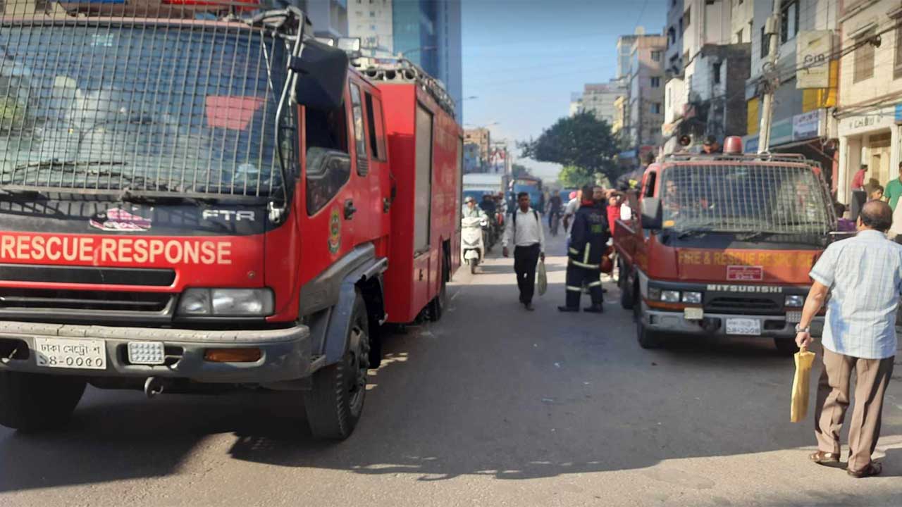 বাড্ডায় আবাসিক ভবনের আগুন নিয়ন্ত্রণে