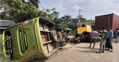 দে‌বিদ্বারে বাস-কাভার্ডভ্যান-ট্রাকের ত্রিমুখী সংঘর্ষ, আহত ২০