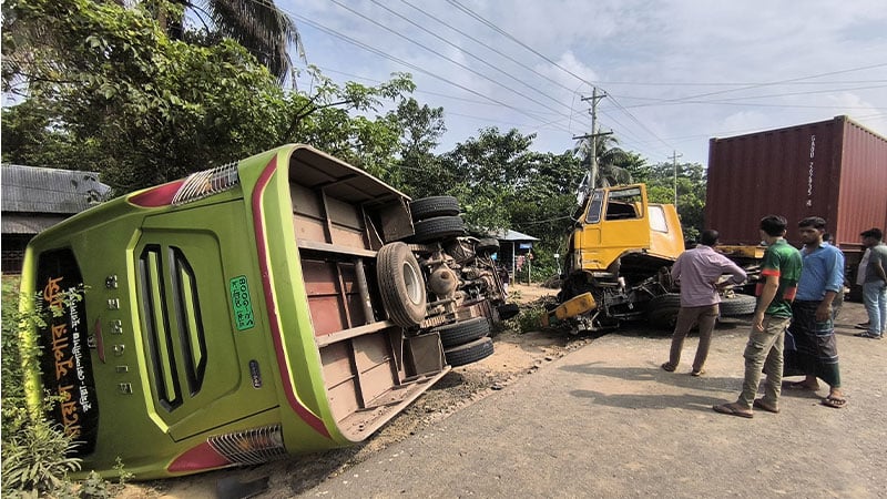 দে‌বিদ্বারে বাস-কাভার্ডভ্যান-ট্রাকের ত্রিমুখী সংঘর্ষ, আহত ২০