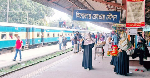 যাত্রীর স্বজনদের হামলায় স্টেশন মাস্টার আহত, ট্রেন চলাচল বন্ধ