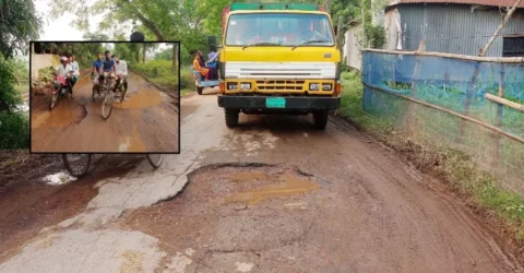 গর্তে হেলে যায় বাস-ট্রাক, আতঙ্কে স্থানীয়রা