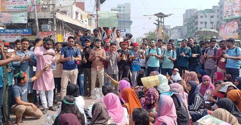 তিন দফা দাবিতে তাঁতীবাজার অবরোধ জবি শিক্ষার্থীদের