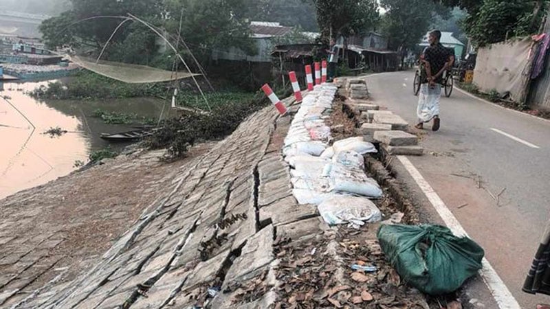 কাজ শেষ না হতেই ধস প্যালাসাইডিং ব্লকে