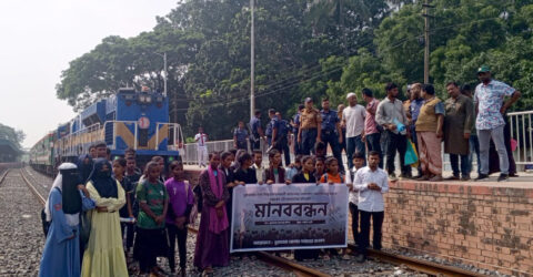 রুট পরিবর্তন না করার দাবিতে চুয়াডাঙ্গায় ট্রেন আটকে বিক্ষোভ